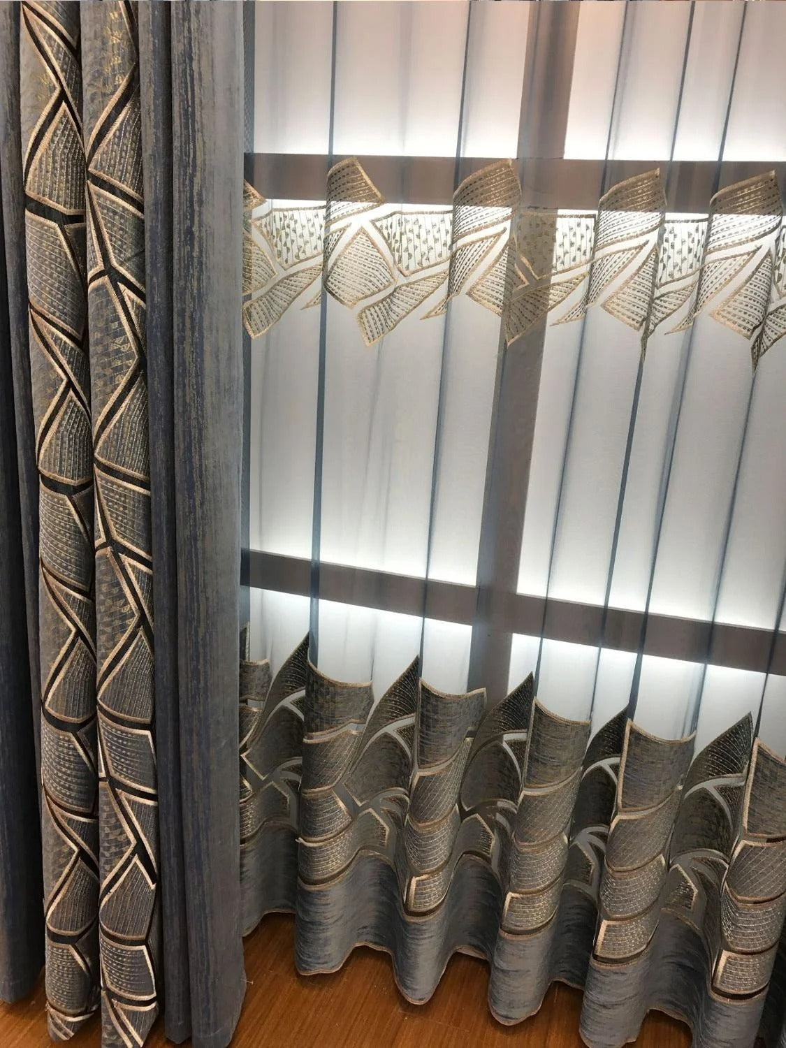 Modern Velvet Window Curtain For Bedroom / Ruchi