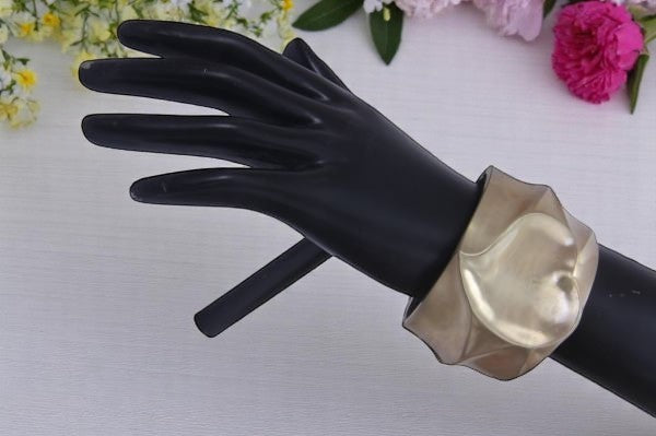 Heart-Leaf Metallic Gold Hinged Bracelet / Ruchi