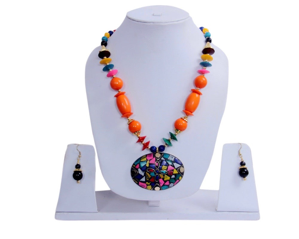 Wooden Beaded Necklace And Hoop Earrings / Ruchi