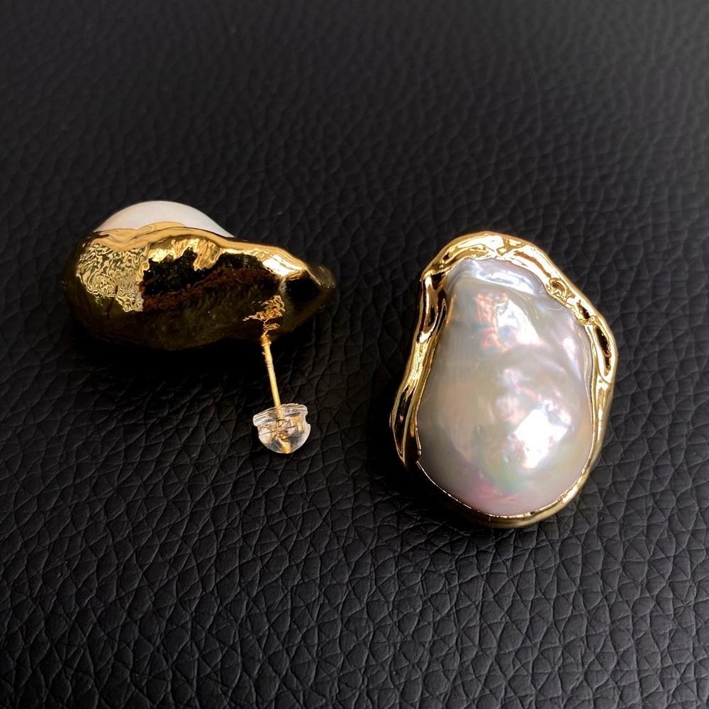 1 Pair Baroque White Pearl Gold Plated Stud Earrings / Ruchi