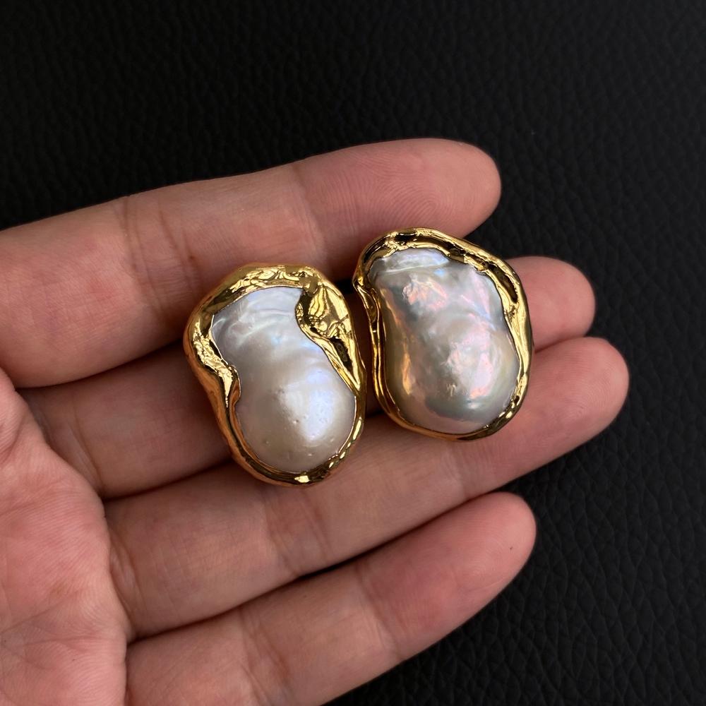 1 Pair Baroque White Pearl Gold Plated Stud Earrings / Ruchi