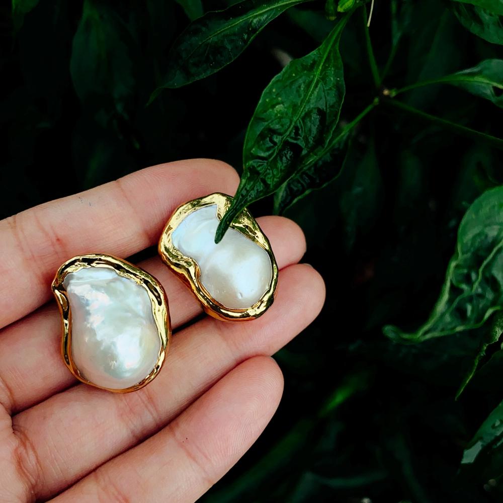 1 Pair Baroque White Pearl Gold Plated Stud Earrings / Ruchi