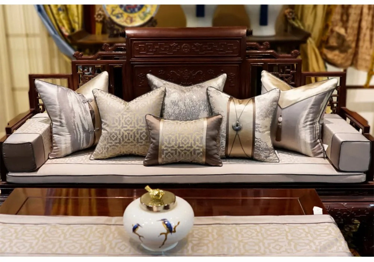 Embroidered Jacquard Polyester Pillow Case / Ruchi