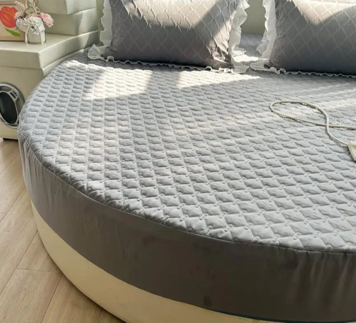 Cotton Round Fitted Bedsheet And Pillows
