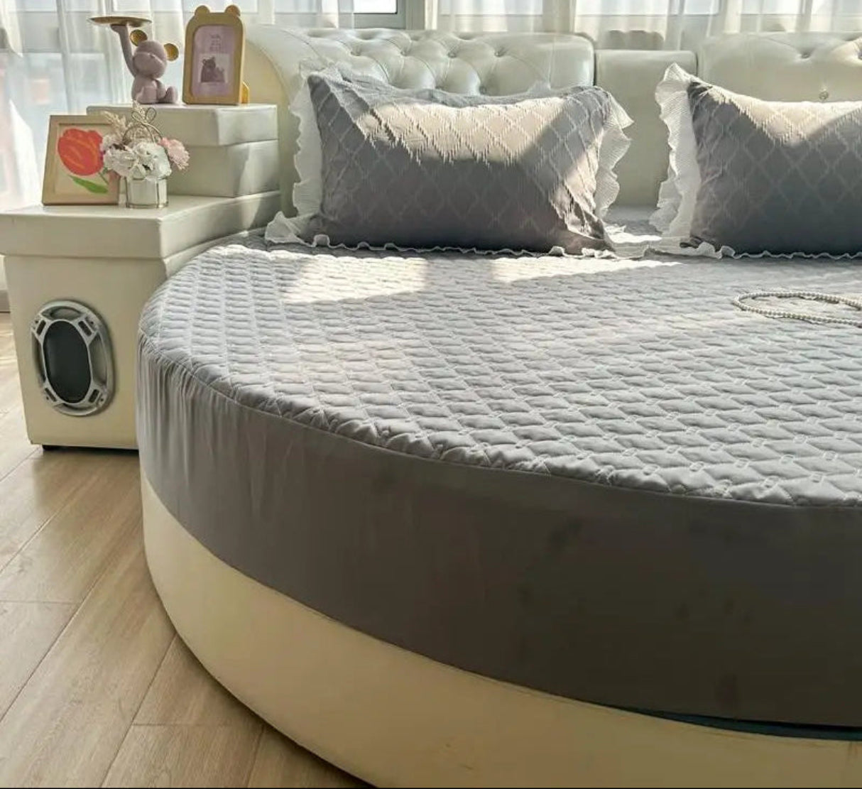 Cotton Round Fitted Bedsheet And Pillows