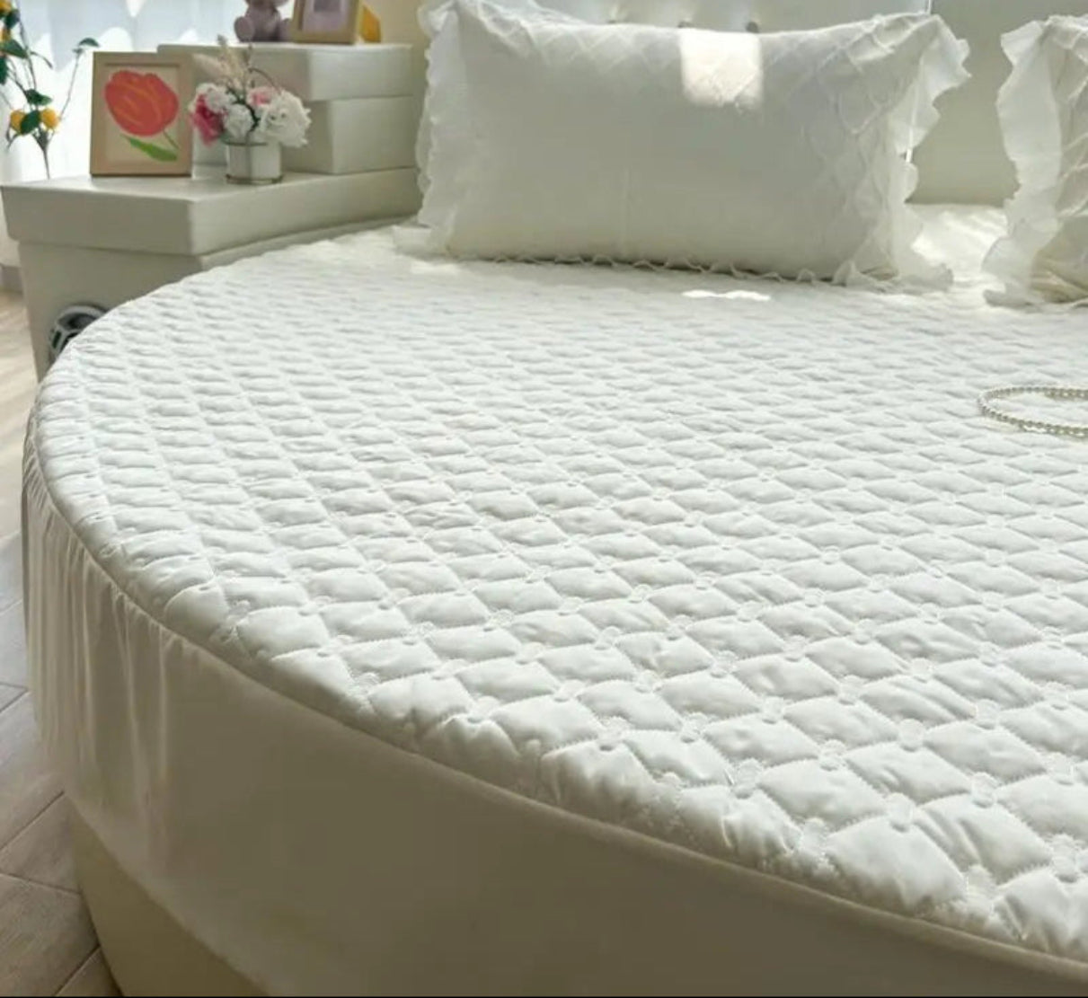Cotton Round Fitted Bedsheet And Pillows