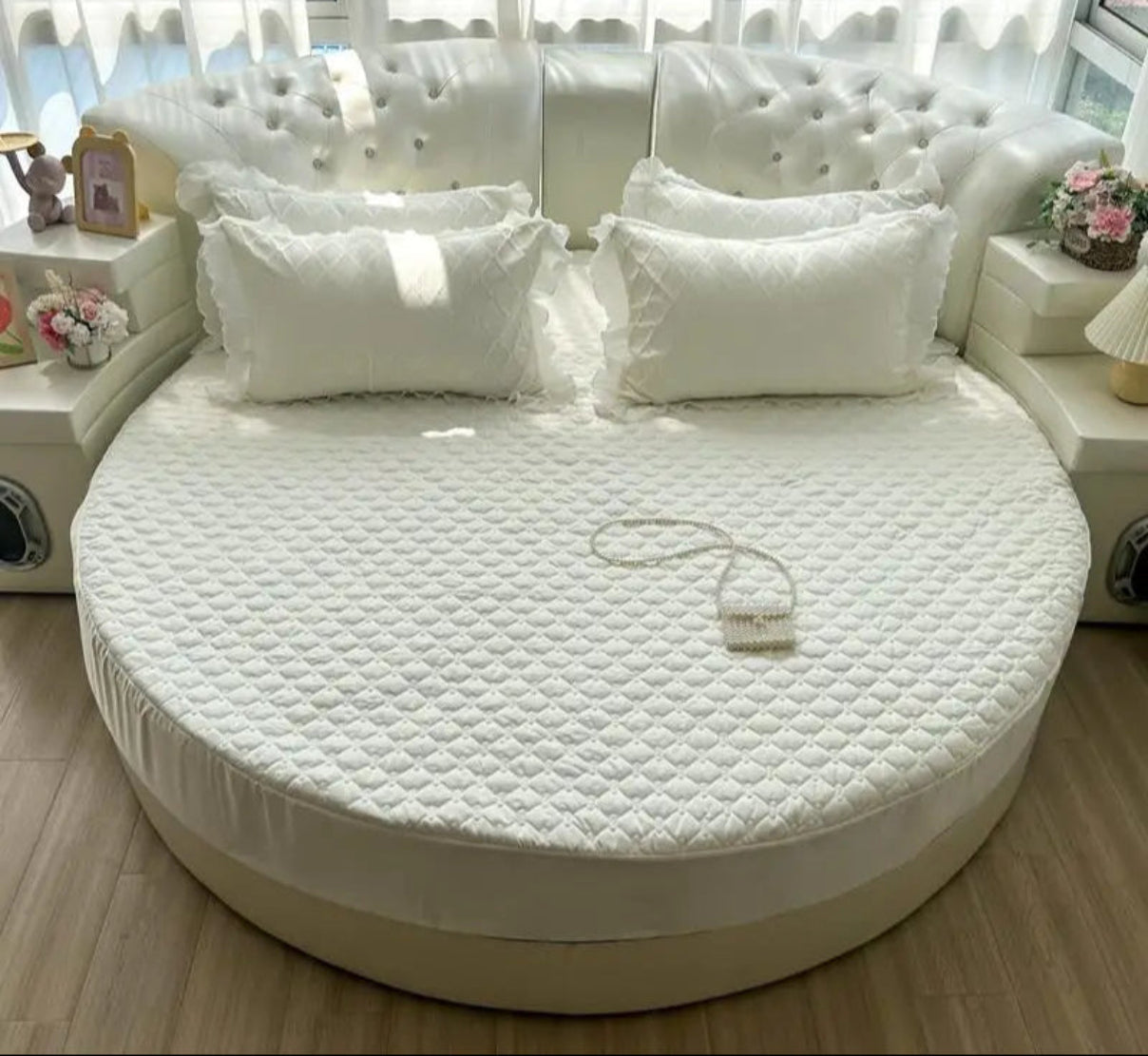 Cotton Round Fitted Bedsheet And Pillows