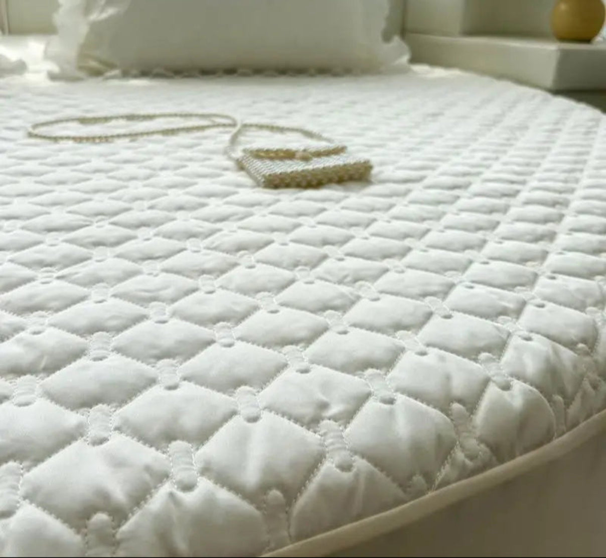 Cotton Round Fitted Bedsheet And Pillows