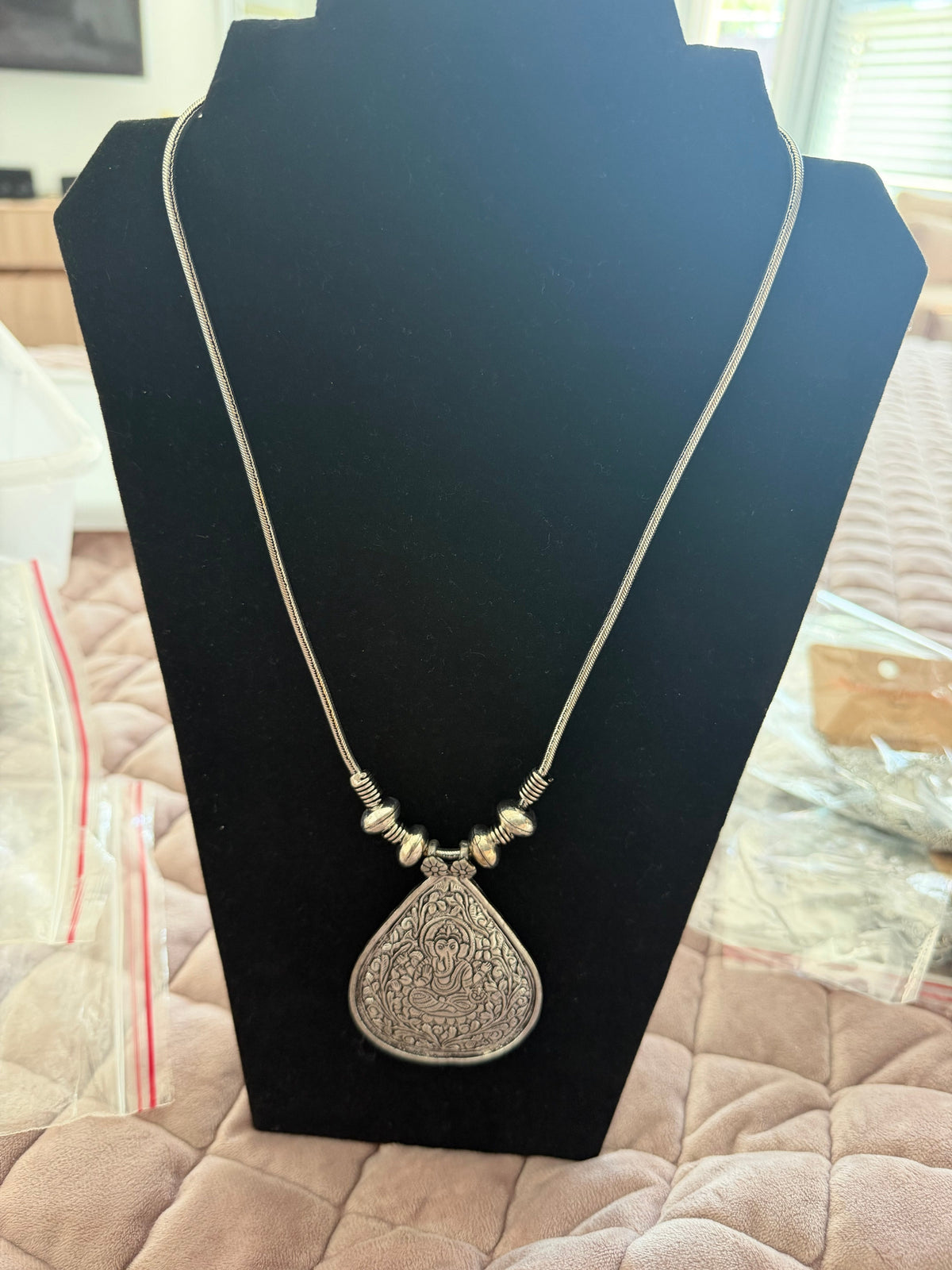 Traditional Ganesha Teardrop Alloy Pendant Necklace / Ruchi
