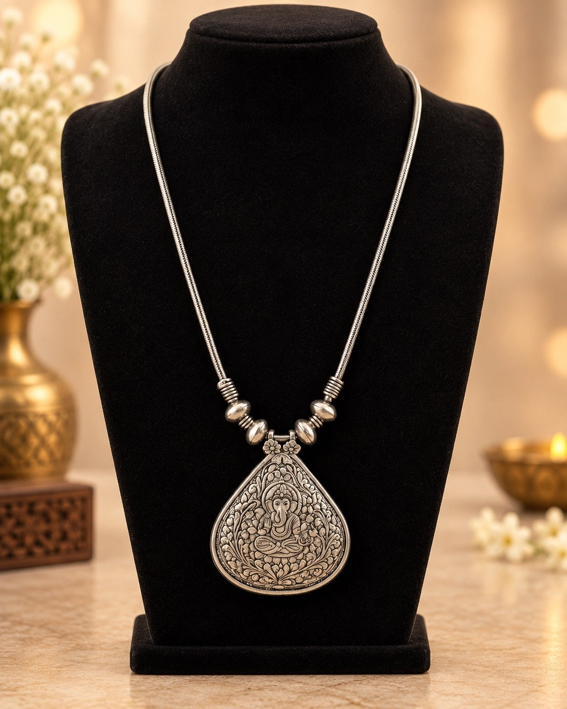 Traditional Ganesha Teardrop Alloy Pendant Necklace / Ruchi