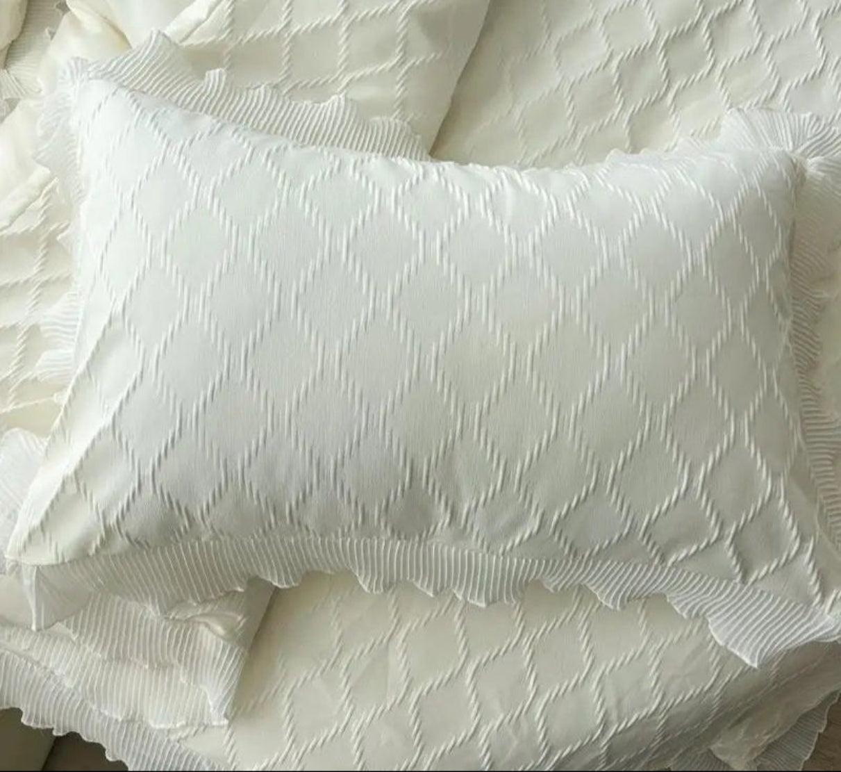 Cotton Round Fitted Bedsheet And Pillows