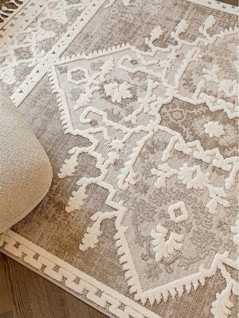 Traditional Large Rectangular Area Rug / Ruchi