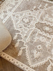 Traditional Large Rectangular Area Rug / Ruchi