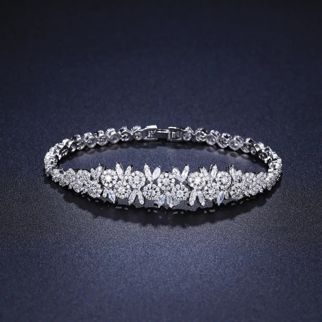 Exquisitely Crafted Crystal Metal Jewelry Set / Ruchi
