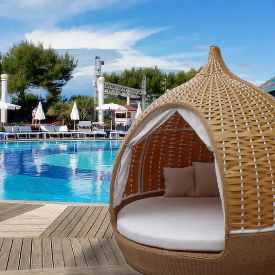 Rattan Round Outdoor Daybed / Ruchi