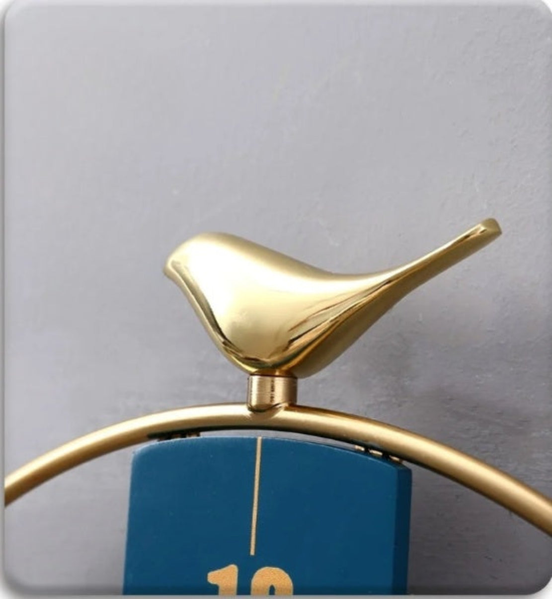 Modern Wall Clock With Pendulum / Ruchi