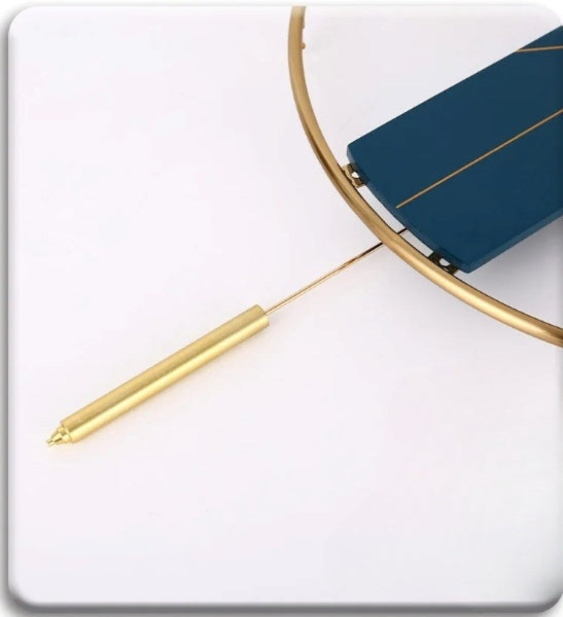 Modern Wall Clock With Pendulum / Ruchi