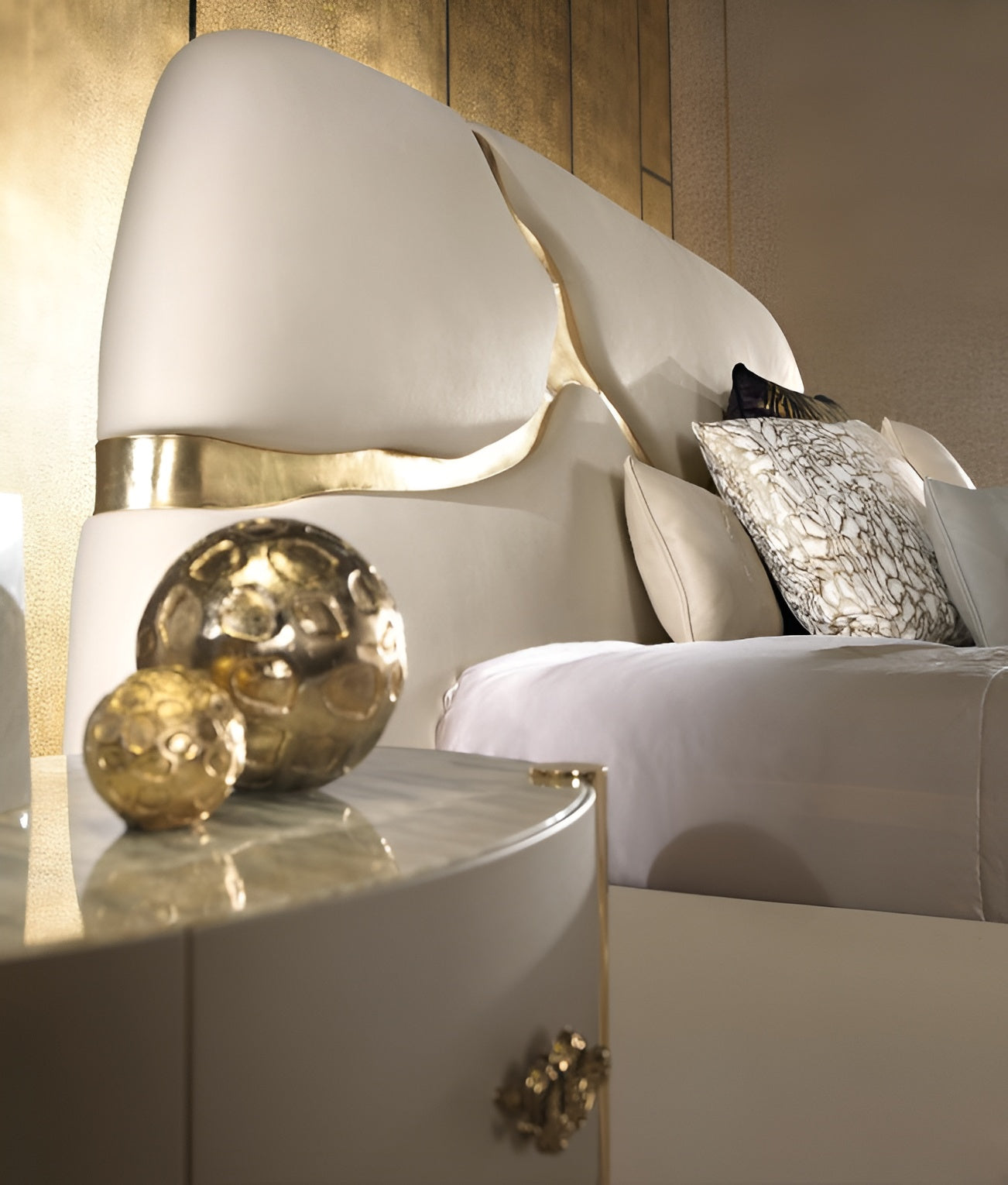 Crackel Design Leather Bedroom Set / Ruchi