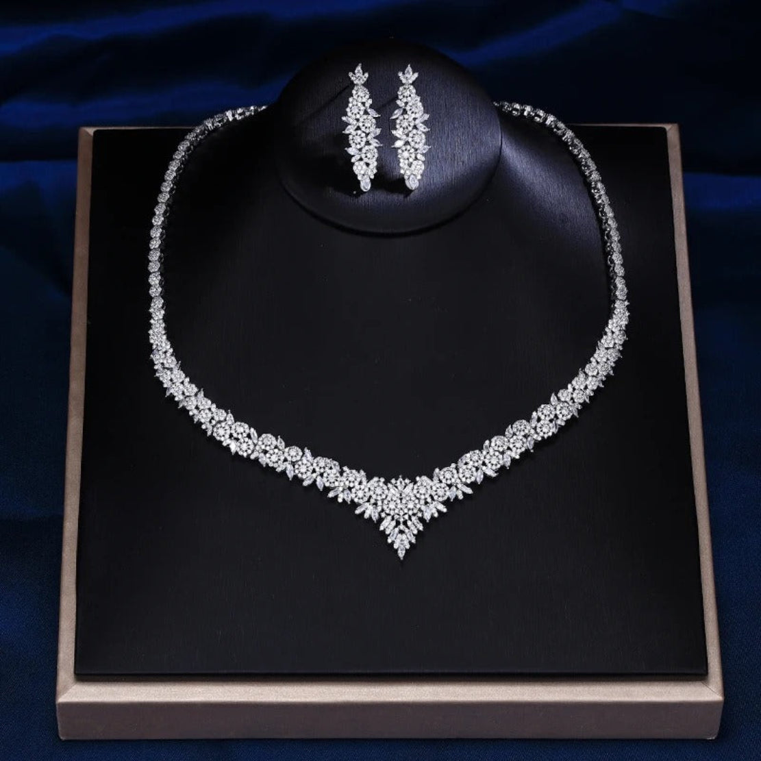Exquisitely Crafted Crystal Metal Jewelry Set / Ruchi