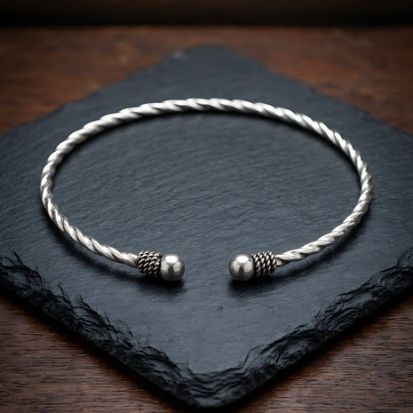 Metal Twisted Silver Choker Necklace / Ruchi