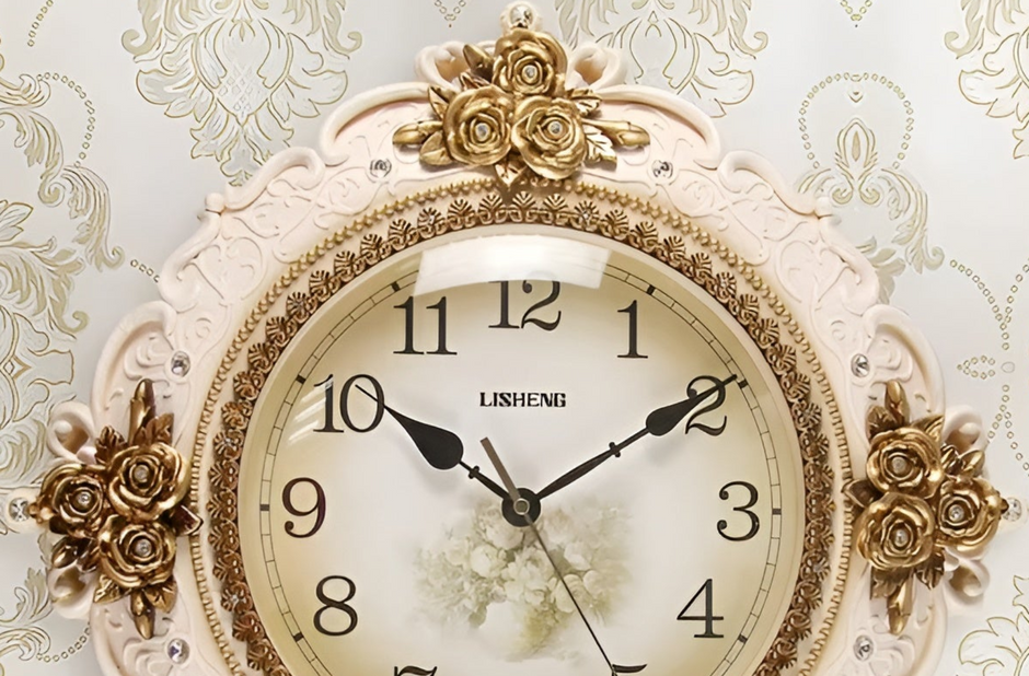 Vintage Wall Clock With Pendulum / Ruchi