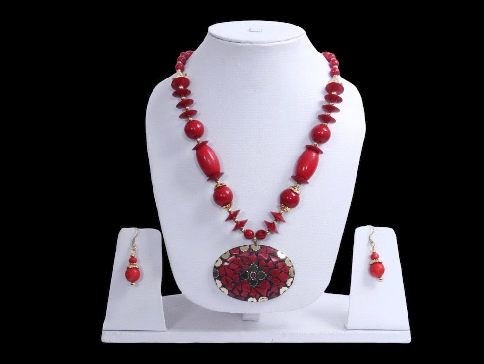 Red Pendant Stone Necklace And Earrings Set / Ruchi
