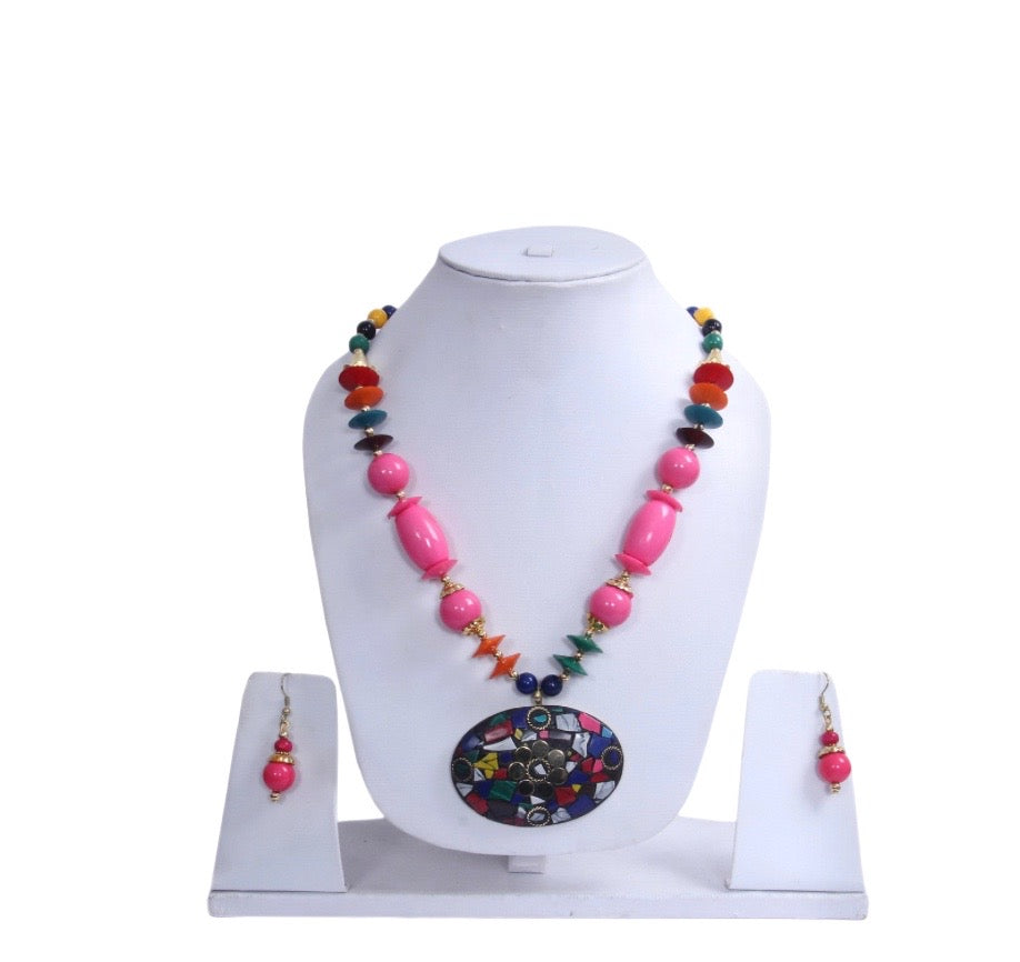 Endearing Semi Precious Stone Oval Pendant Vintage Necklace And Earrings Set / Ruchi