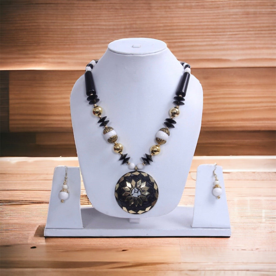 Black Pendant Crystal Necklace Set / Ruchi