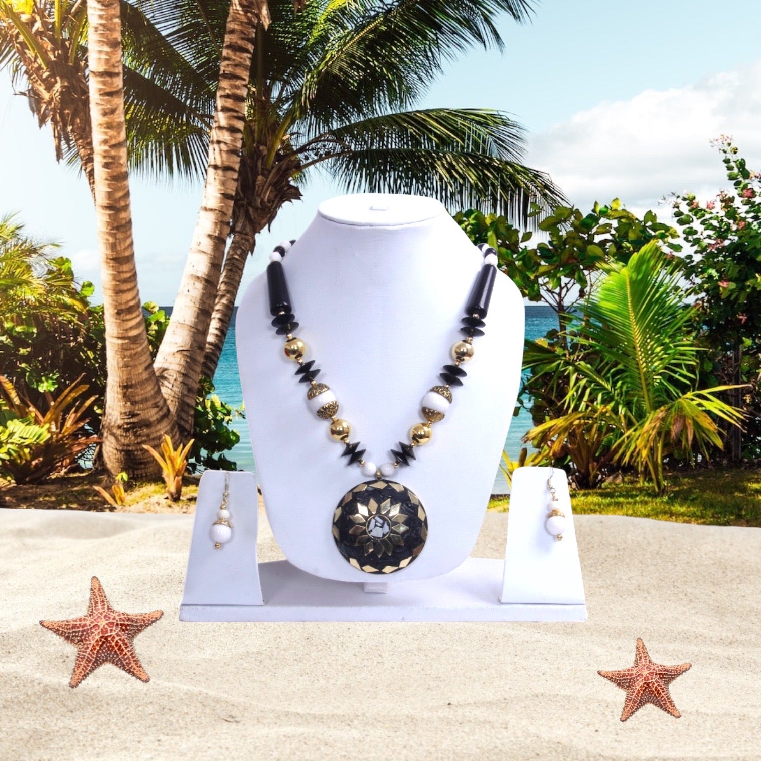 Black Pendant Crystal Necklace Set / Ruchi