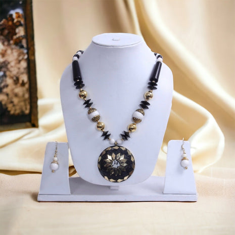 Black Pendant Crystal Necklace Set / Ruchi