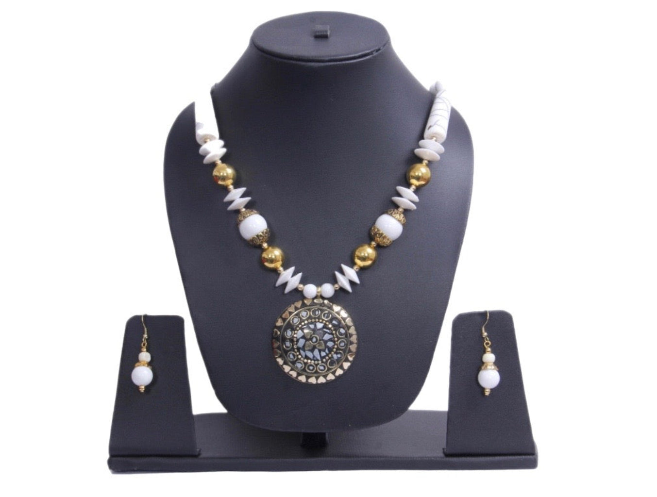 Women's Beaded Pendant Necklace And Earrings Set / Ruchi