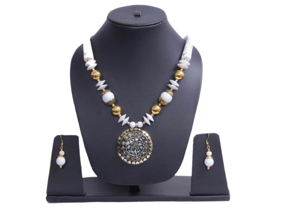 Women's Beaded Pendant Necklace And Earrings Set / Ruchi