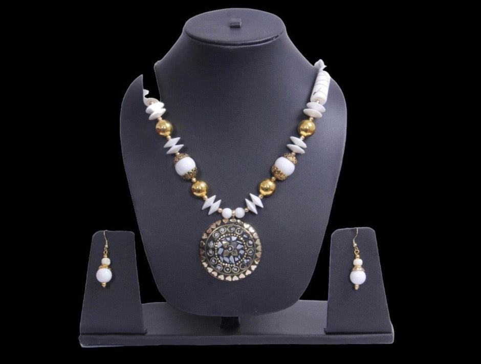 Women's Beaded Pendant Necklace And Earrings Set / Ruchi