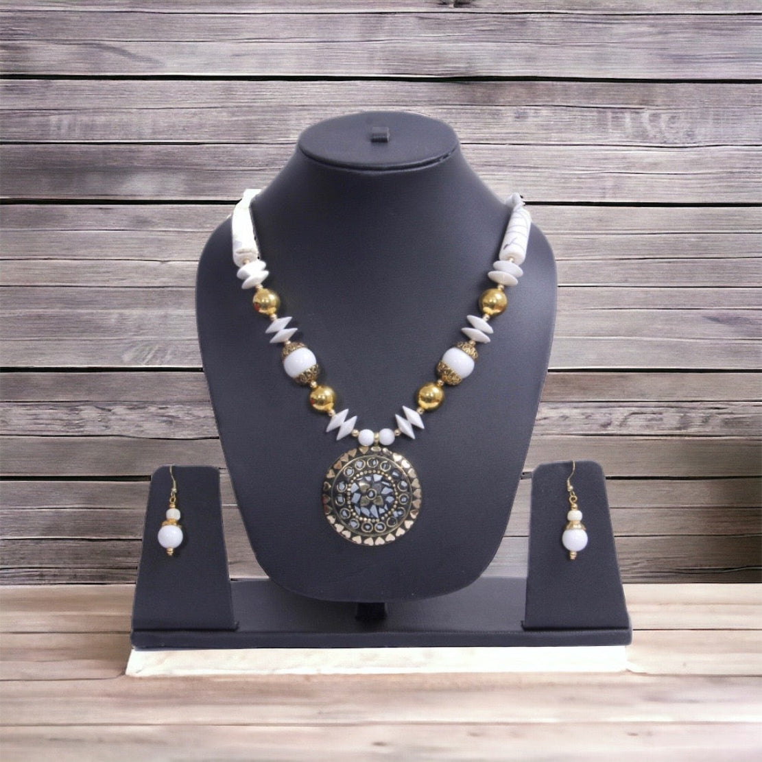 Women's Beaded Pendant Necklace And Earrings Set / Ruchi