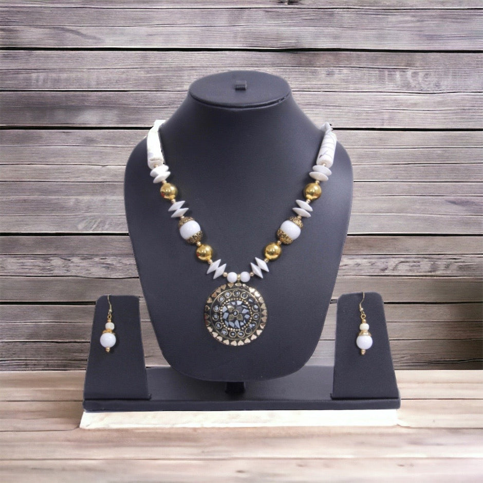 Women's Beaded Pendant Necklace And Earrings Set / Ruchi