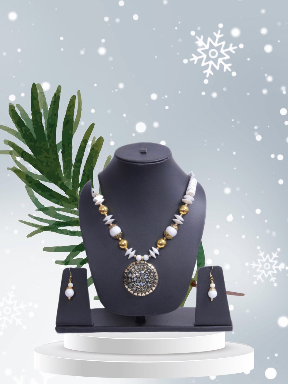 Women's Beaded Pendant Necklace And Earrings Set / Ruchi