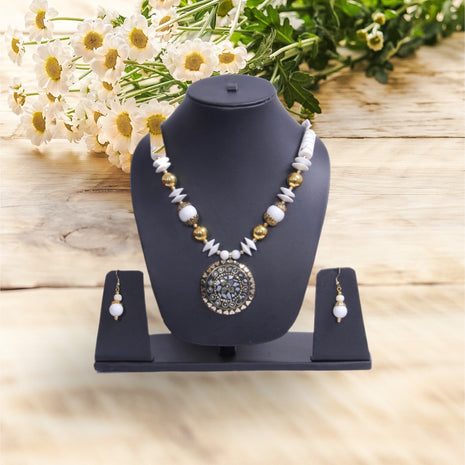 Women's Beaded Pendant Necklace And Earrings Set / Ruchi