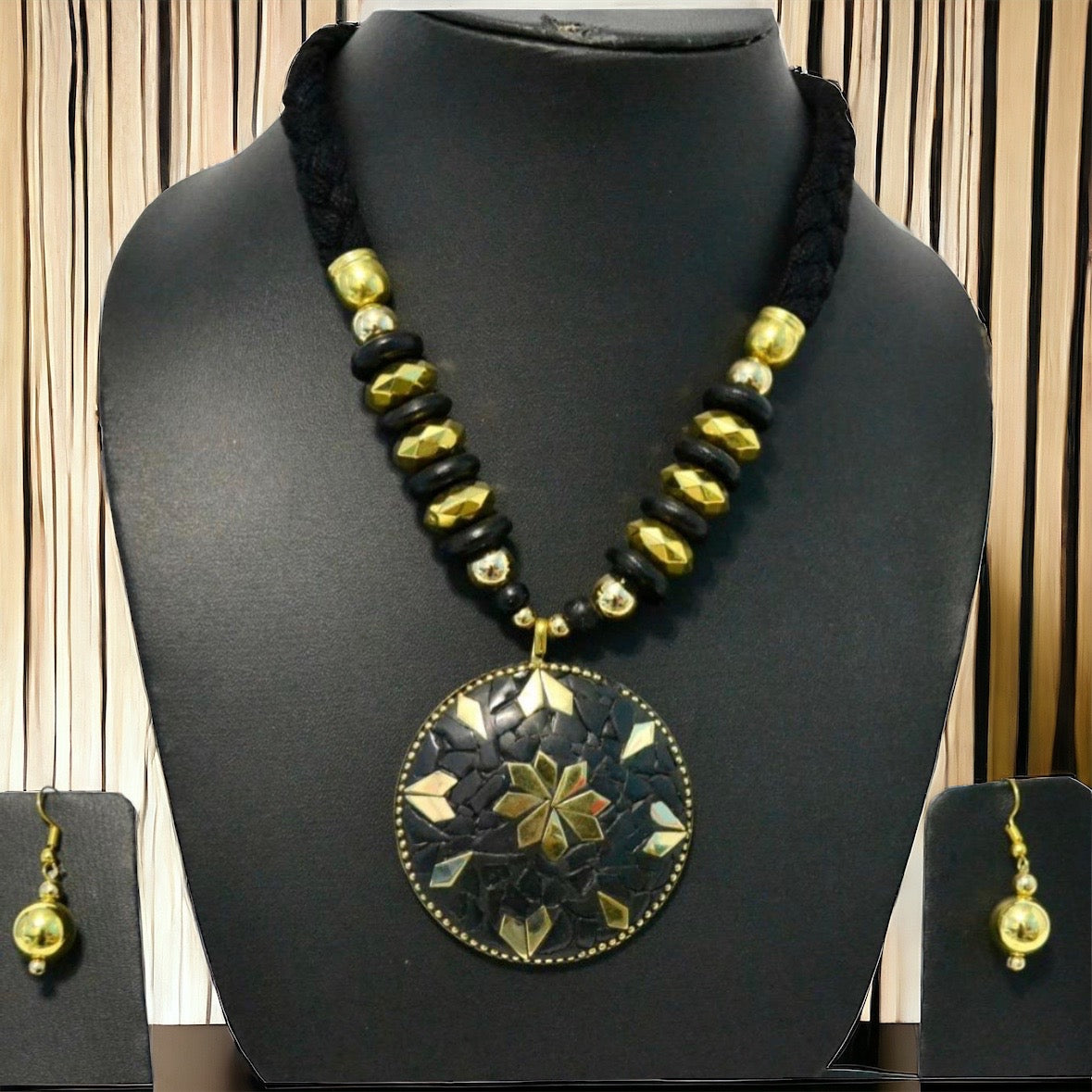 Round Stone Wooden Beaded Necklace Set / Ruchi