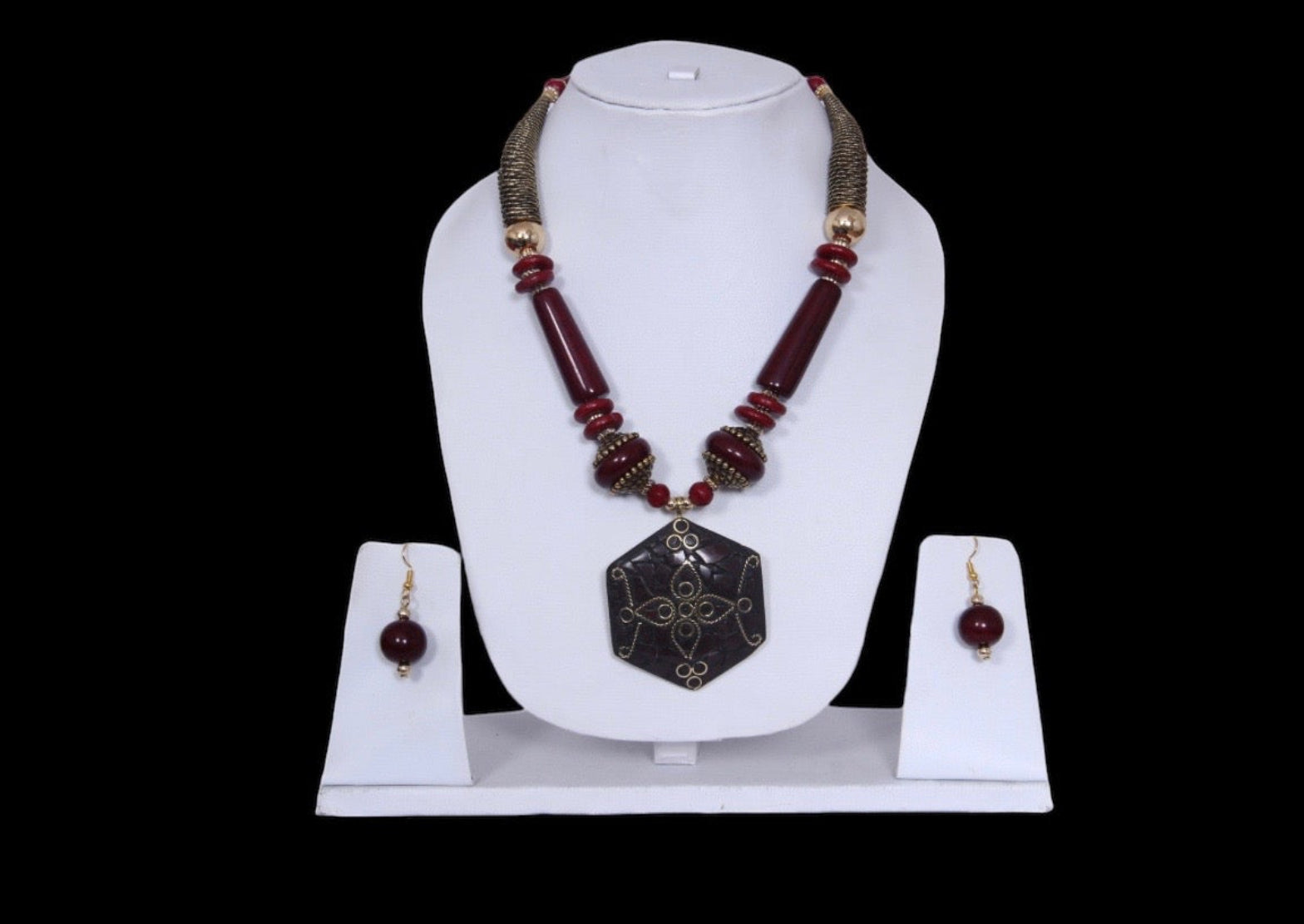Traditional Beaded Necklace And Earrings / Ruchi