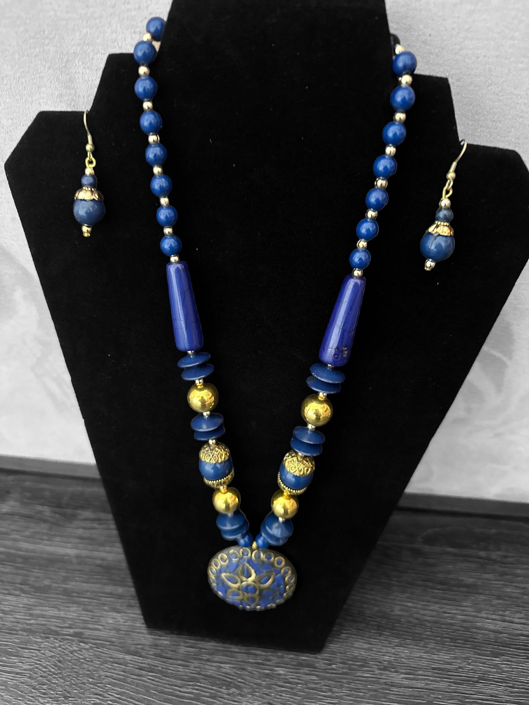 Elegant Beaded Necklace And Hoop Earrings Set / Ruchi