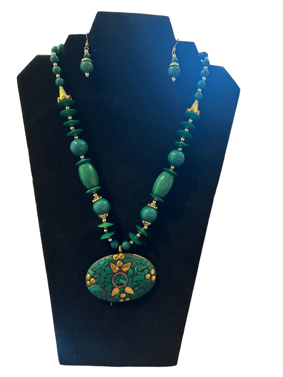 Oval Beaded Pendant Green Necklace Set / Ruchi