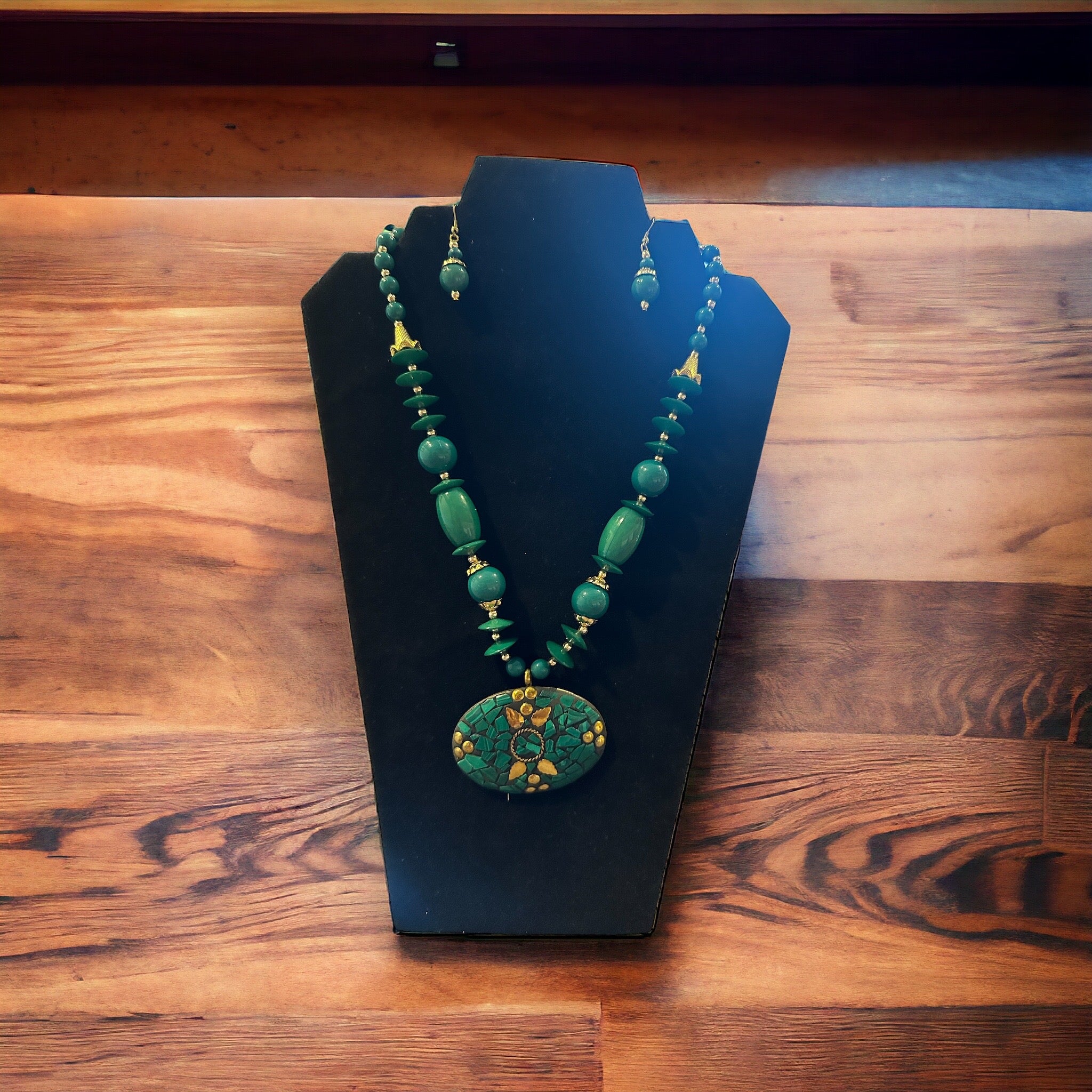 Oval Beaded Pendant Green Necklace Set / Ruchi