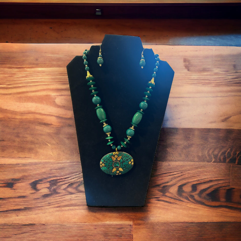 Oval Beaded Pendant Green Necklace Set / Ruchi