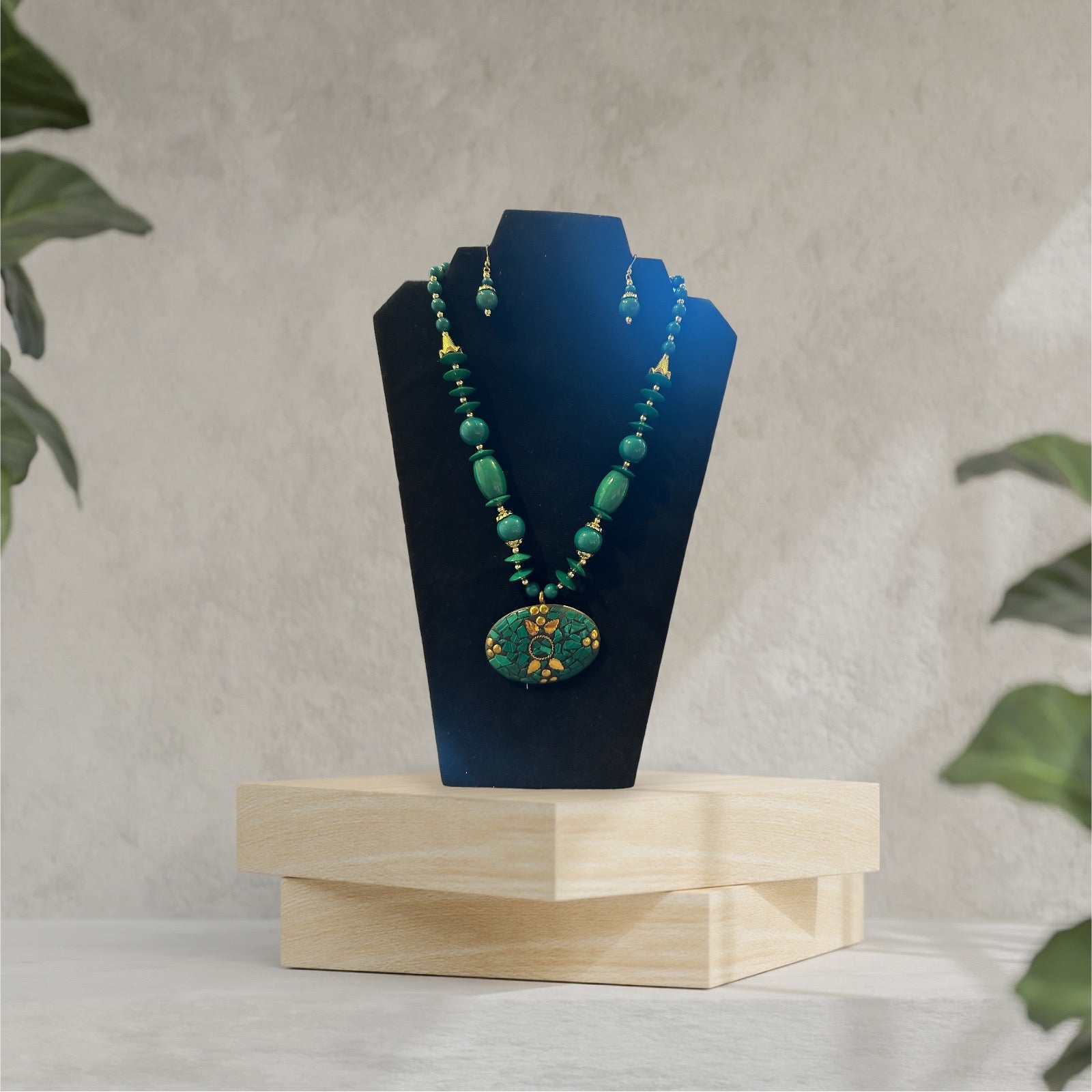 Oval Beaded Pendant Green Necklace Set / Ruchi