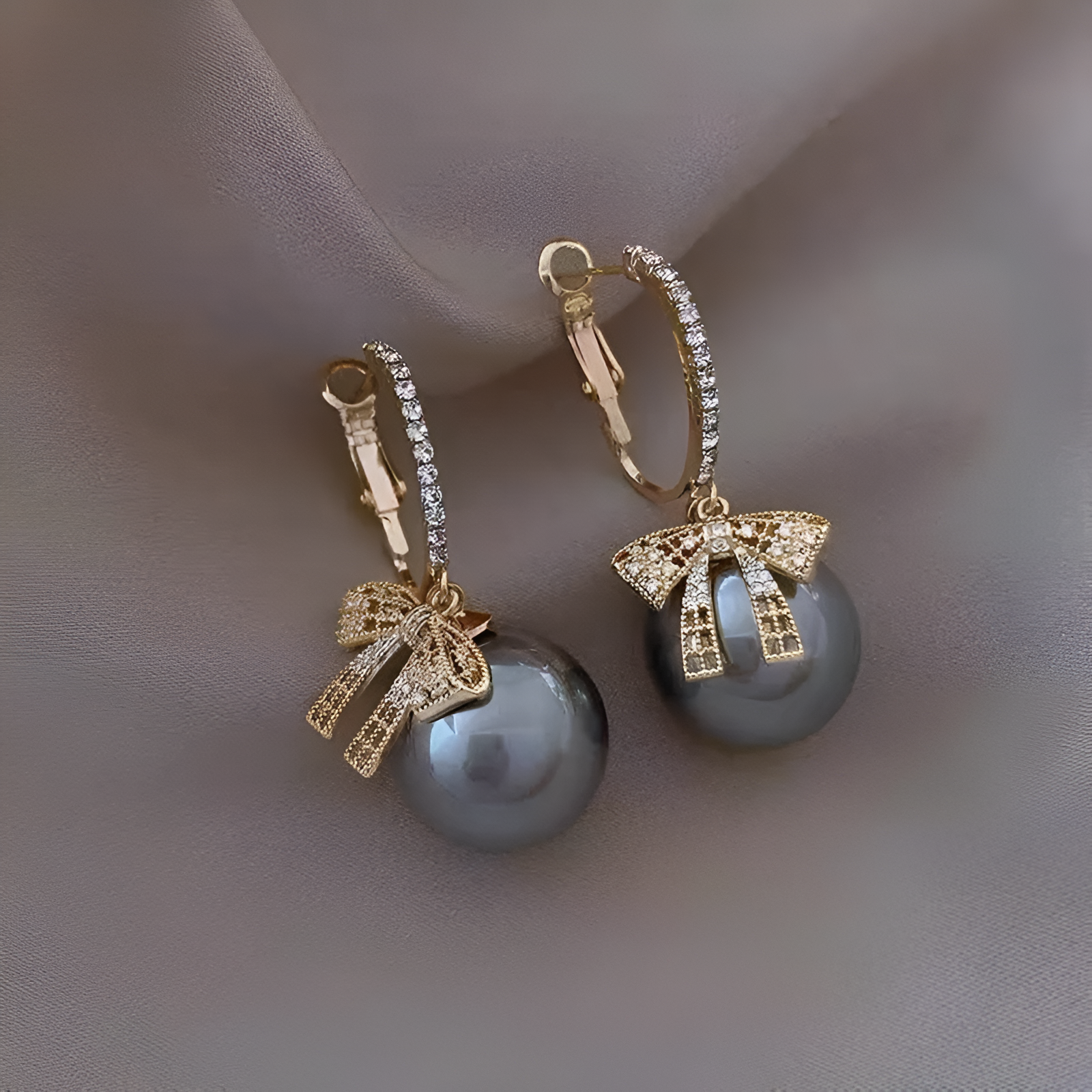 Round Cubic Zirconia Earrings With Bow Design / Ruchi 