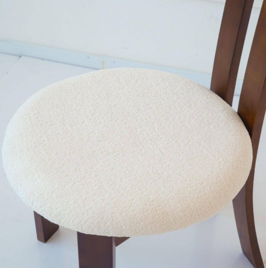 Round Wooden Dining Table with 4 Chairs / Ruchi