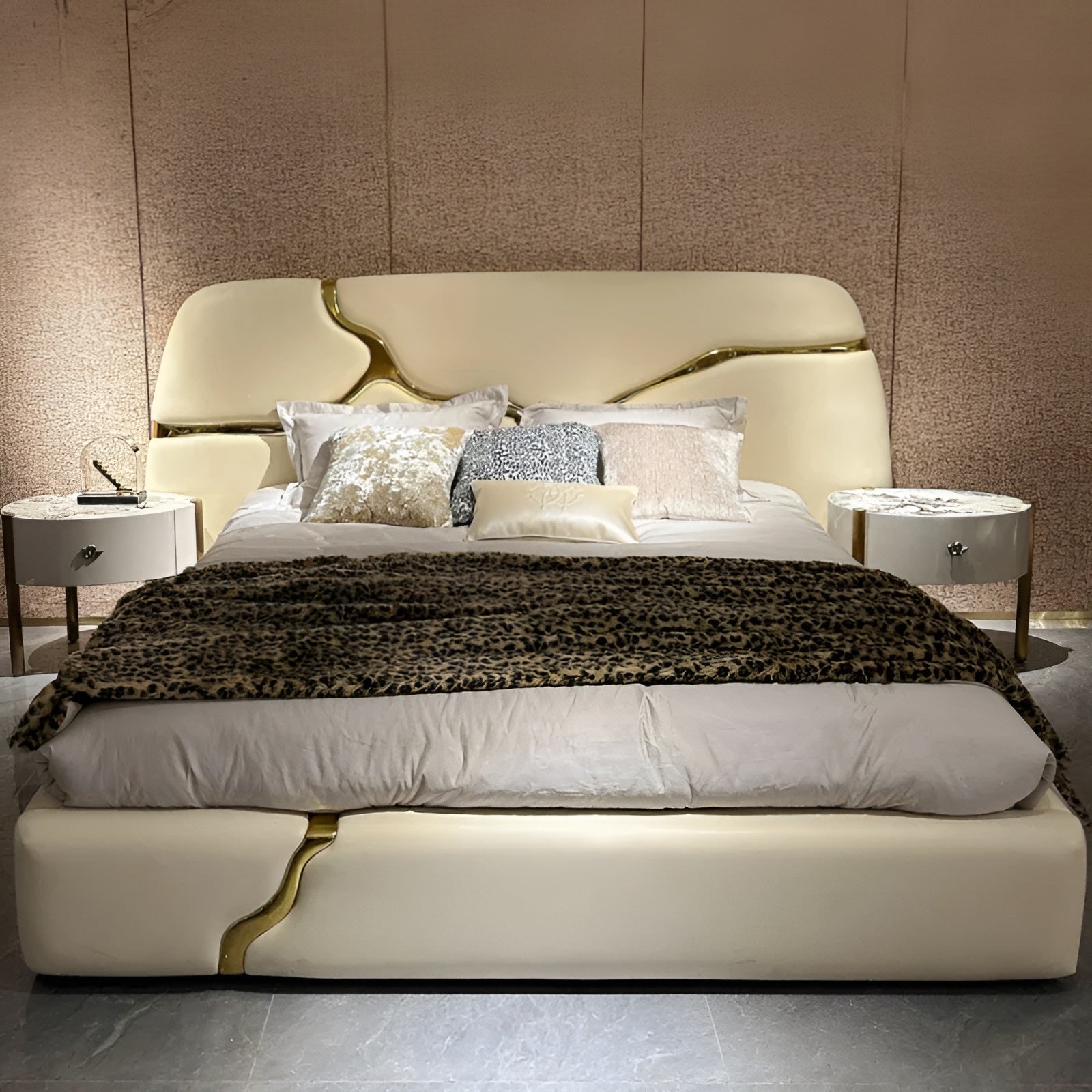 Crackle Design Leather Bed / Ruchi