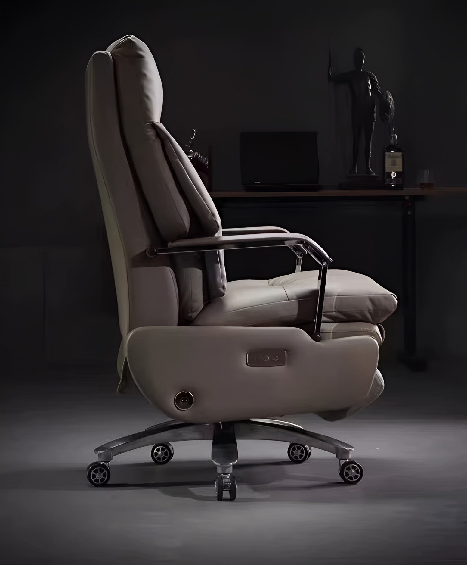 Ergonomic Modern Recliner Leather Office Chair / Ruchi