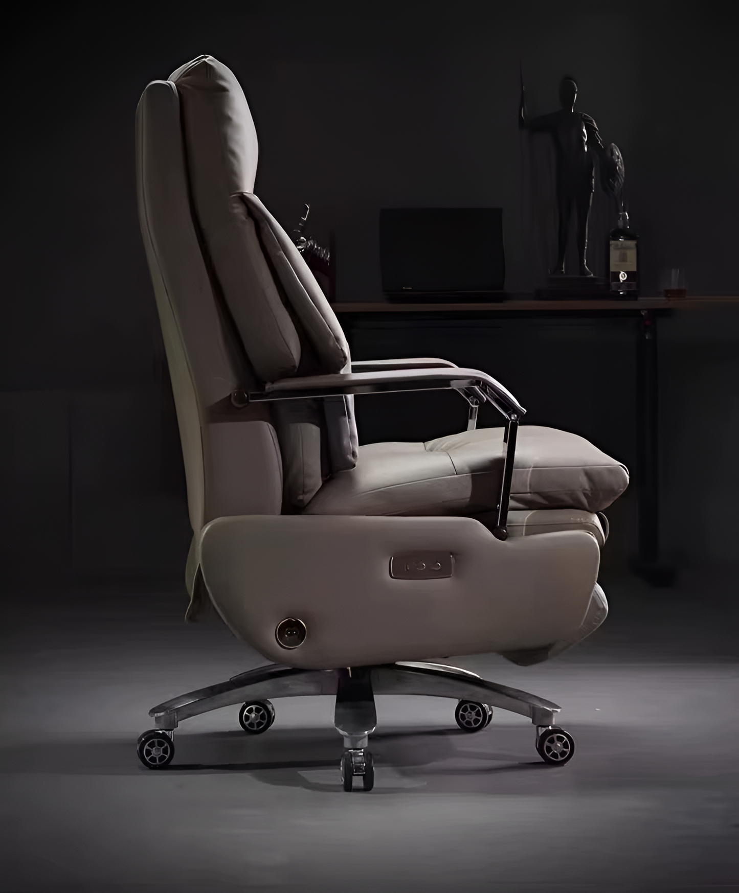 Modern Recliner Leather Office Chair / Ruchi