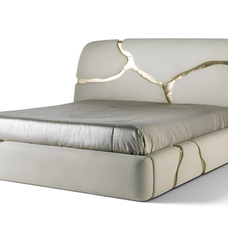 Crackle Design Leather Bed / Ruchi